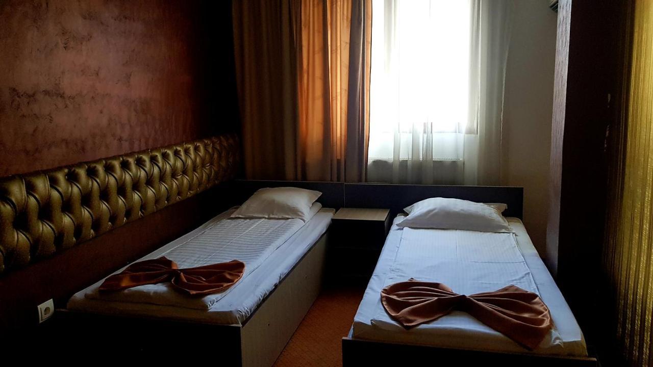 Asia Hotel Târgu Jiu エクステリア 写真
