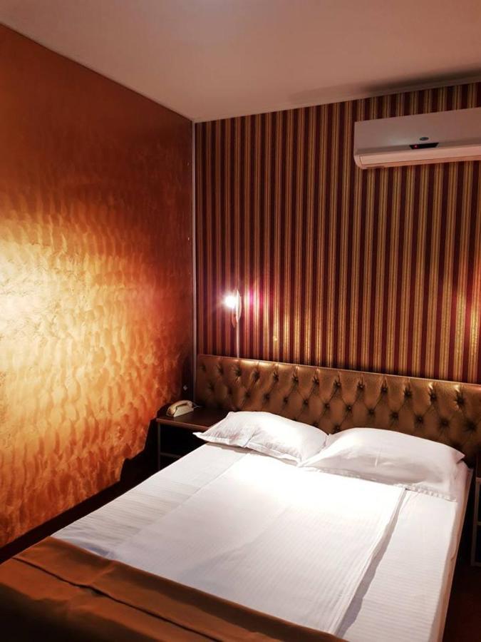 Asia Hotel Târgu Jiu エクステリア 写真
