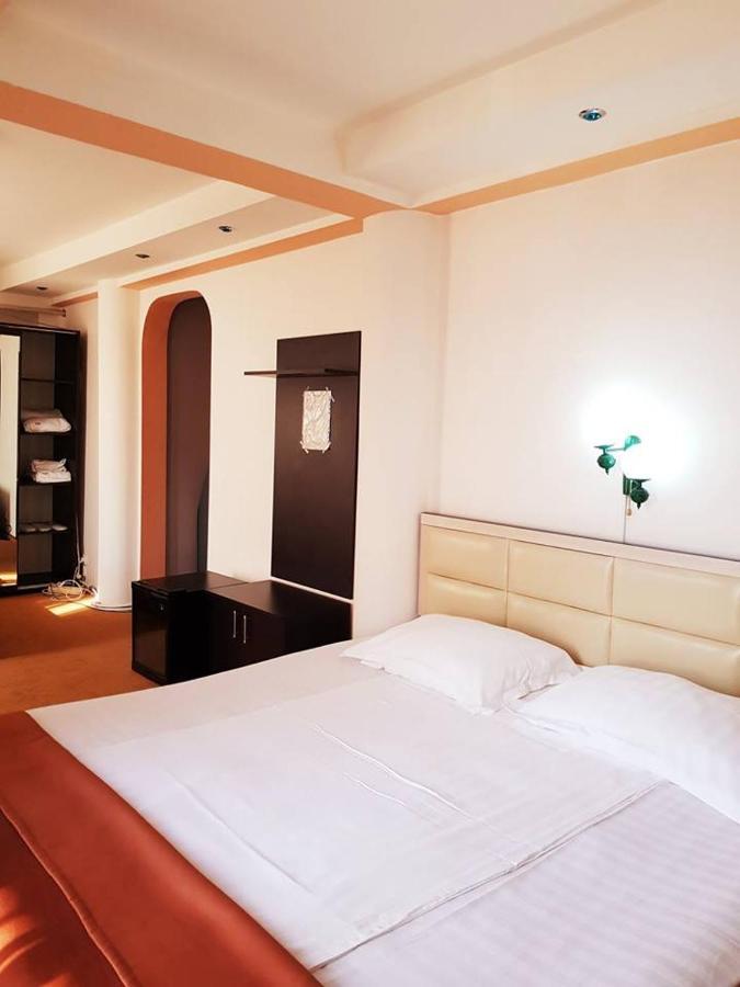 Asia Hotel Târgu Jiu エクステリア 写真