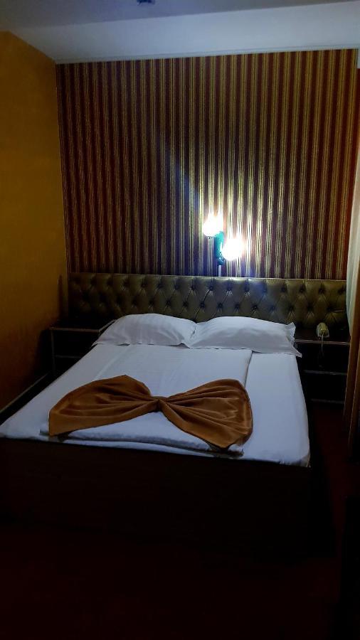 Asia Hotel Târgu Jiu エクステリア 写真