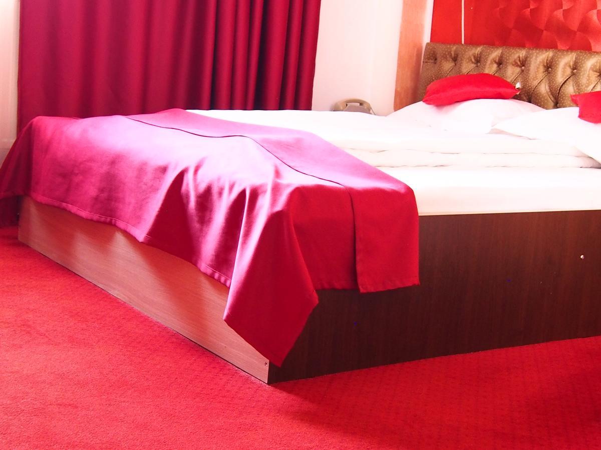 Asia Hotel Târgu Jiu エクステリア 写真