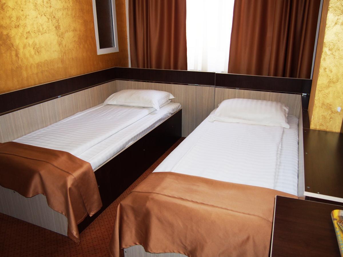 Asia Hotel Târgu Jiu エクステリア 写真